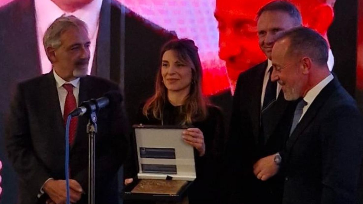 Palma Pazienza di Erzinio mentre riceve l'ambito premio