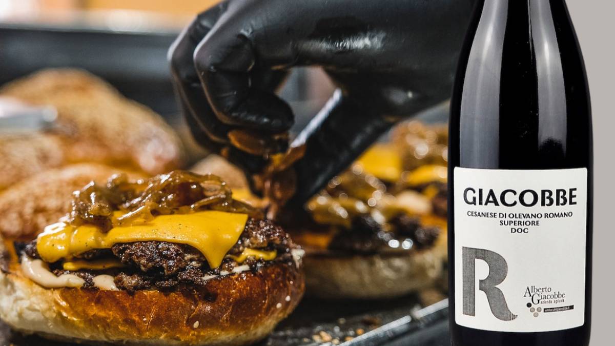 Smashed Burger: abbinamento con Cesanese di Olevano Romano Superiore DOC "Giacobbe" dell'azienda Alberto Giacobbe