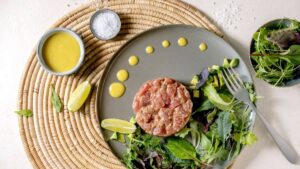 Tartare di tonno marinato con mango e rucola