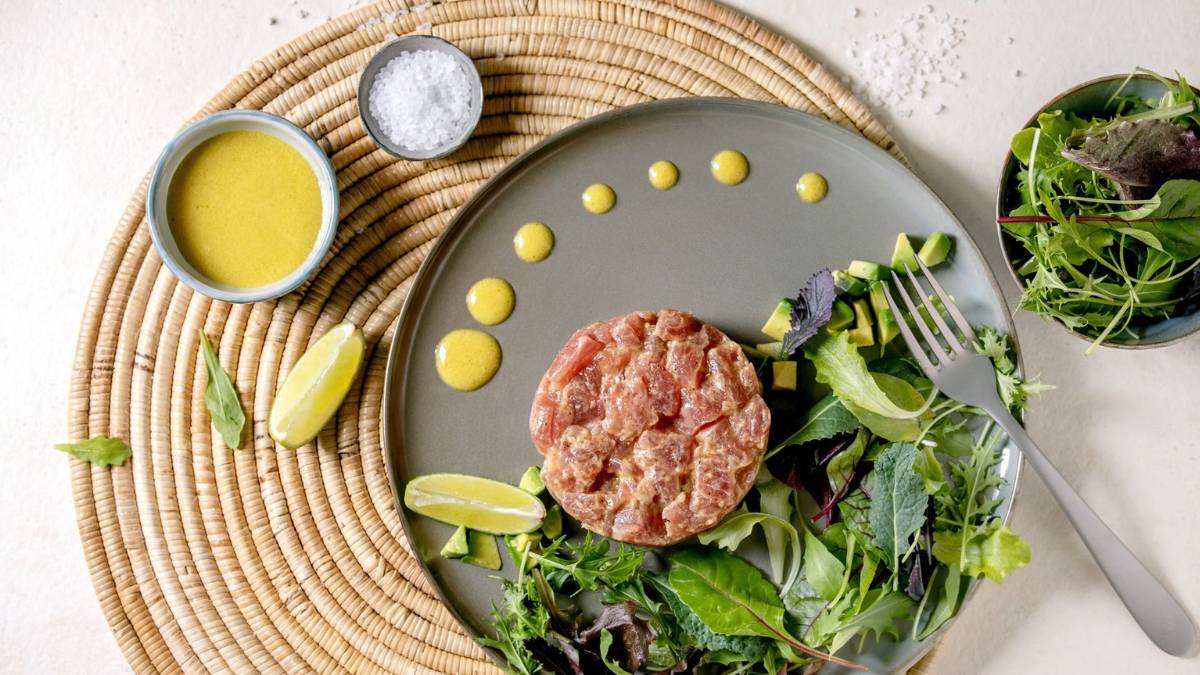 Tartare di tonno marinato con mango e rucola