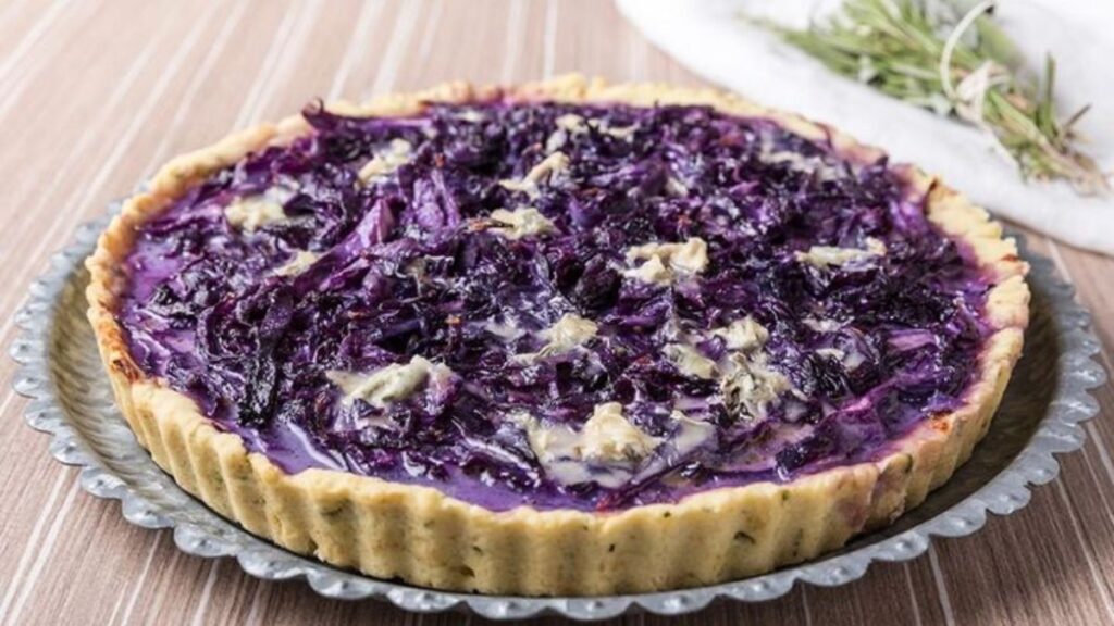 Torta salata al cavolo rosso e gorgonzola