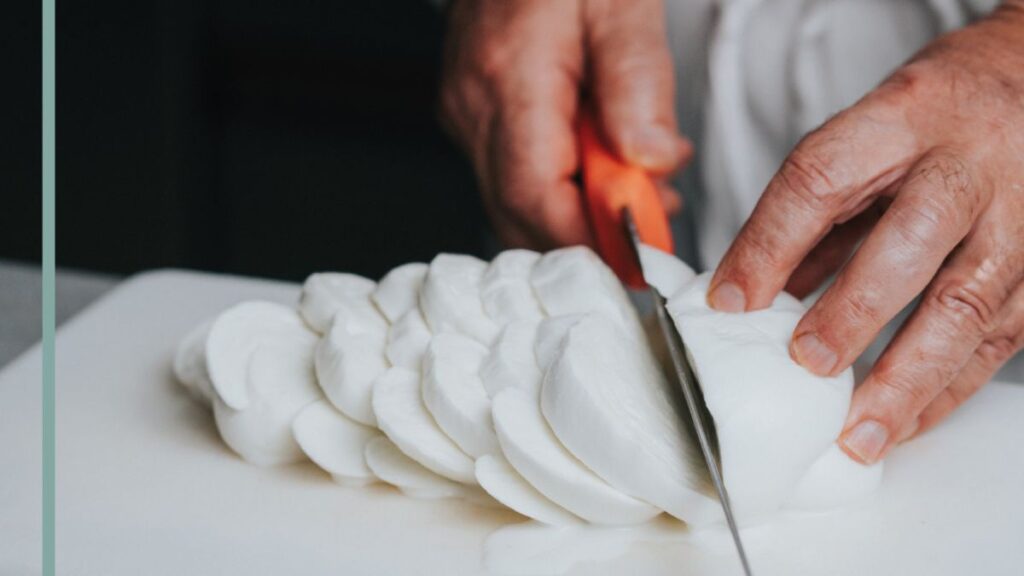 Mozzarella di bufala con crema di asparagi e mandorle
