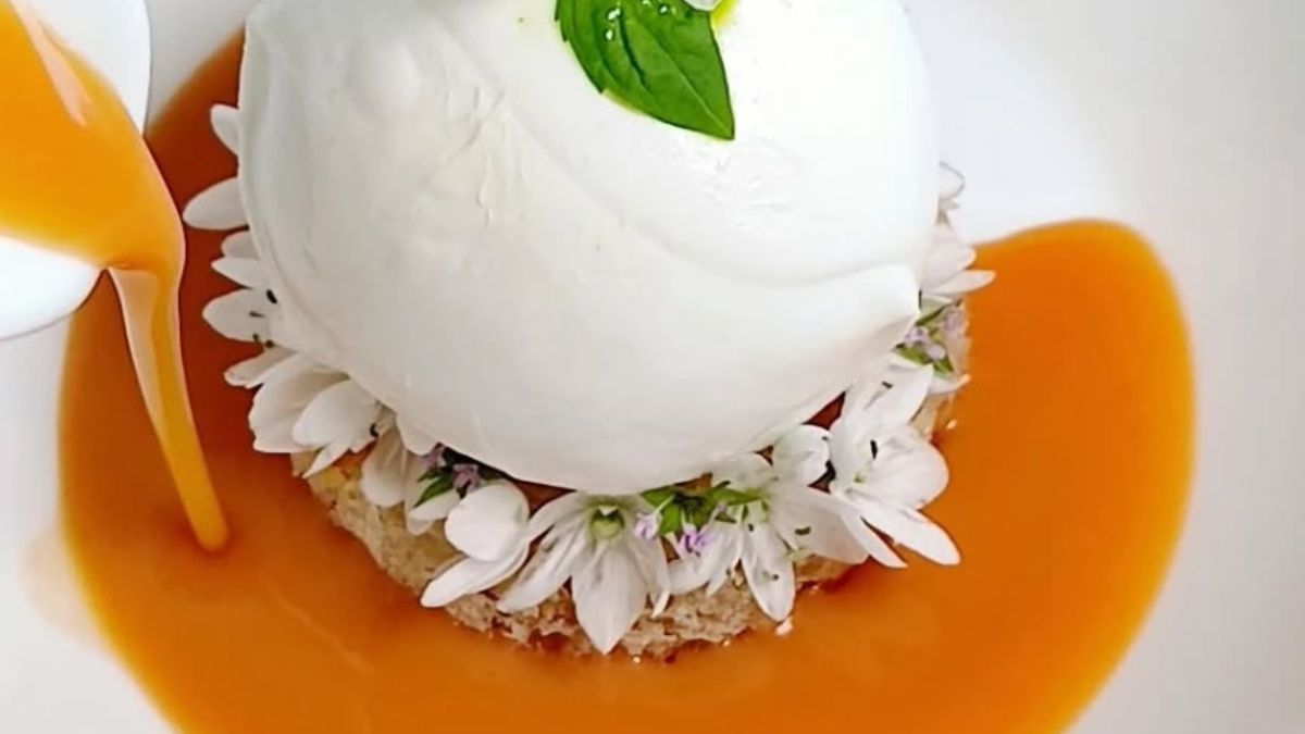 La nuova Caprese con mozzarella bufala e gazpacho.