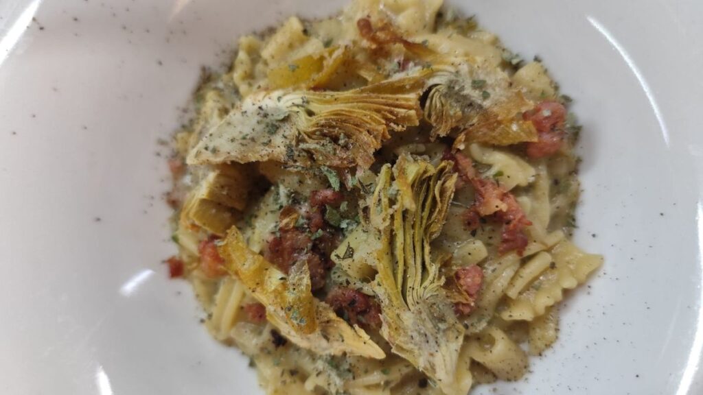 Pasta mista con carciofi e salsiccia