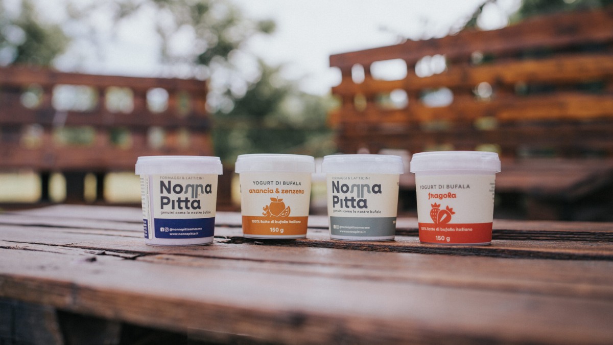 Estate e idratazione: zuppa fredda di cetriolo, yogurt e menta servita fresca su tavola chiara