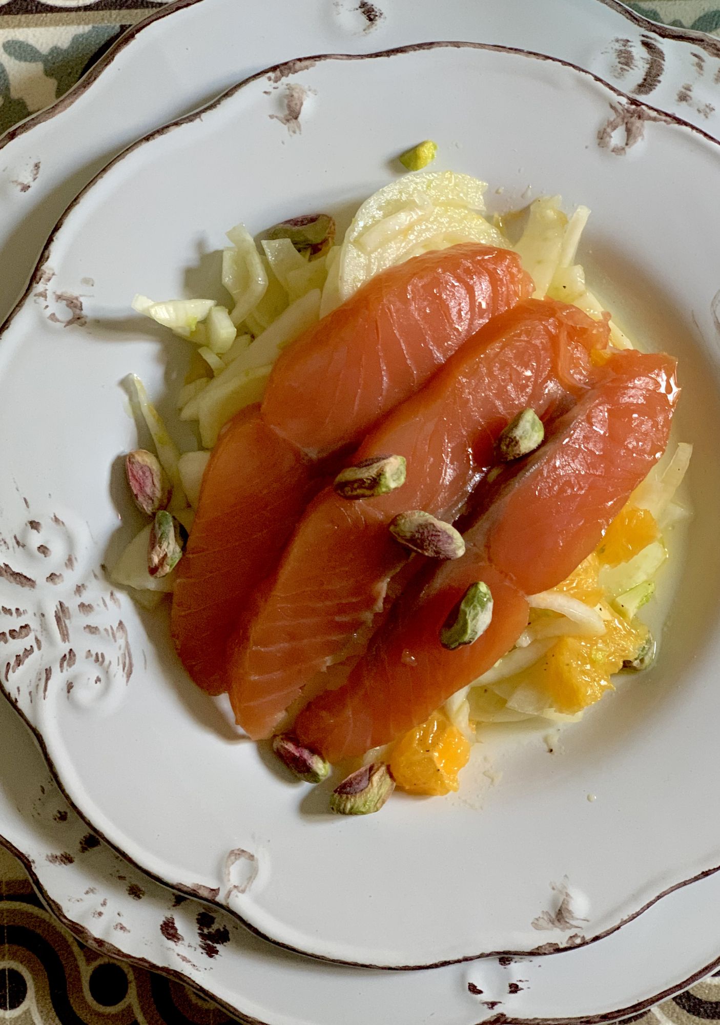 Carpaccio di salmone con arance, finocchi e pistacchi ottimo per l'abbronzatura