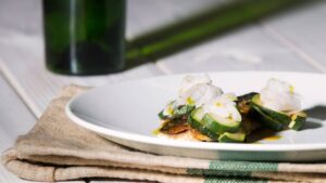 Filetti di sgombro al vapore con insalata di cetrioli e yogurt di bufala, secondo leggero e fresco firmato dagli chef di Ciociaria & Cucina