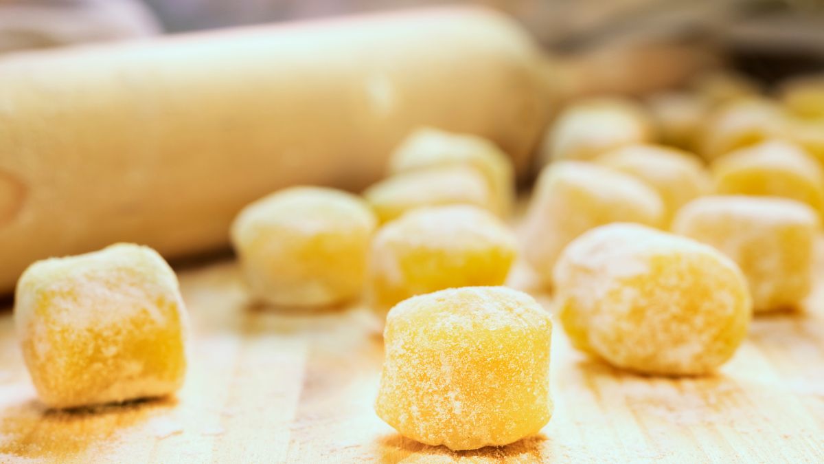 Piatto di gnocchi estivi con zucchine a julienne, menta fresca e scorza di limone