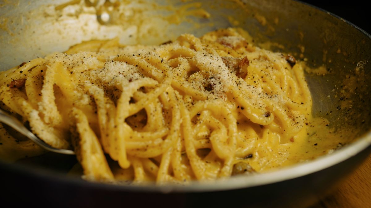 Vuoi prenderti cura di te anche a tavola? Scopri i nostri consigli su alimentazione, benessere e salute nella sezione dedicata del nostro blog. Leggi gli articoli su benessere e salute Un piatto di spaghetti alla carbonara fumanti con guanciale croccante e pepe nero