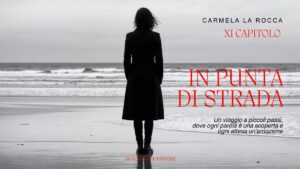 Donna di spalle su una spiaggia, copertina XI capitolo In punta di strada