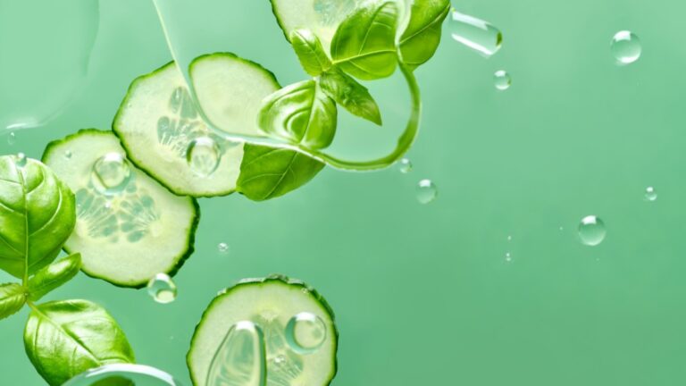 Insalata di cetrioli, yogurt e menta, la ricetta estiva anti-caldo che rinfresca corpo e spirito