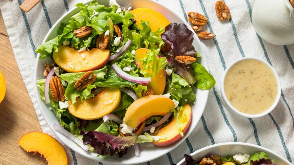 Insalata estiva con pesche, rucola e fagiolini, la ricetta fresca e sana degli chef di Ciociaria & Cucina per combattere il caldo