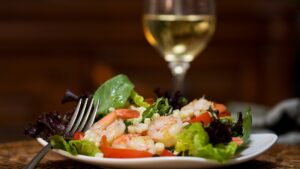 Insalata estiva colorata con ceci, gamberi e verdure croccanti servita fredda