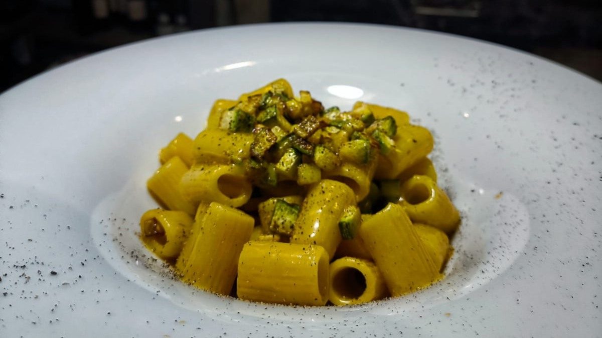 CarboCrema con zucchine: la carbonara estiva leggera della chef Naomi Spaziani del ristorante Dal Patricano