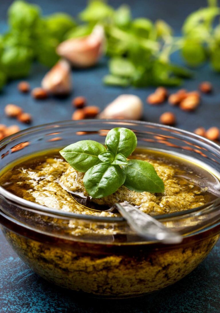 Pesto leggero di basilico e mandorle La salsa estiva che rinfresca ogni piatto