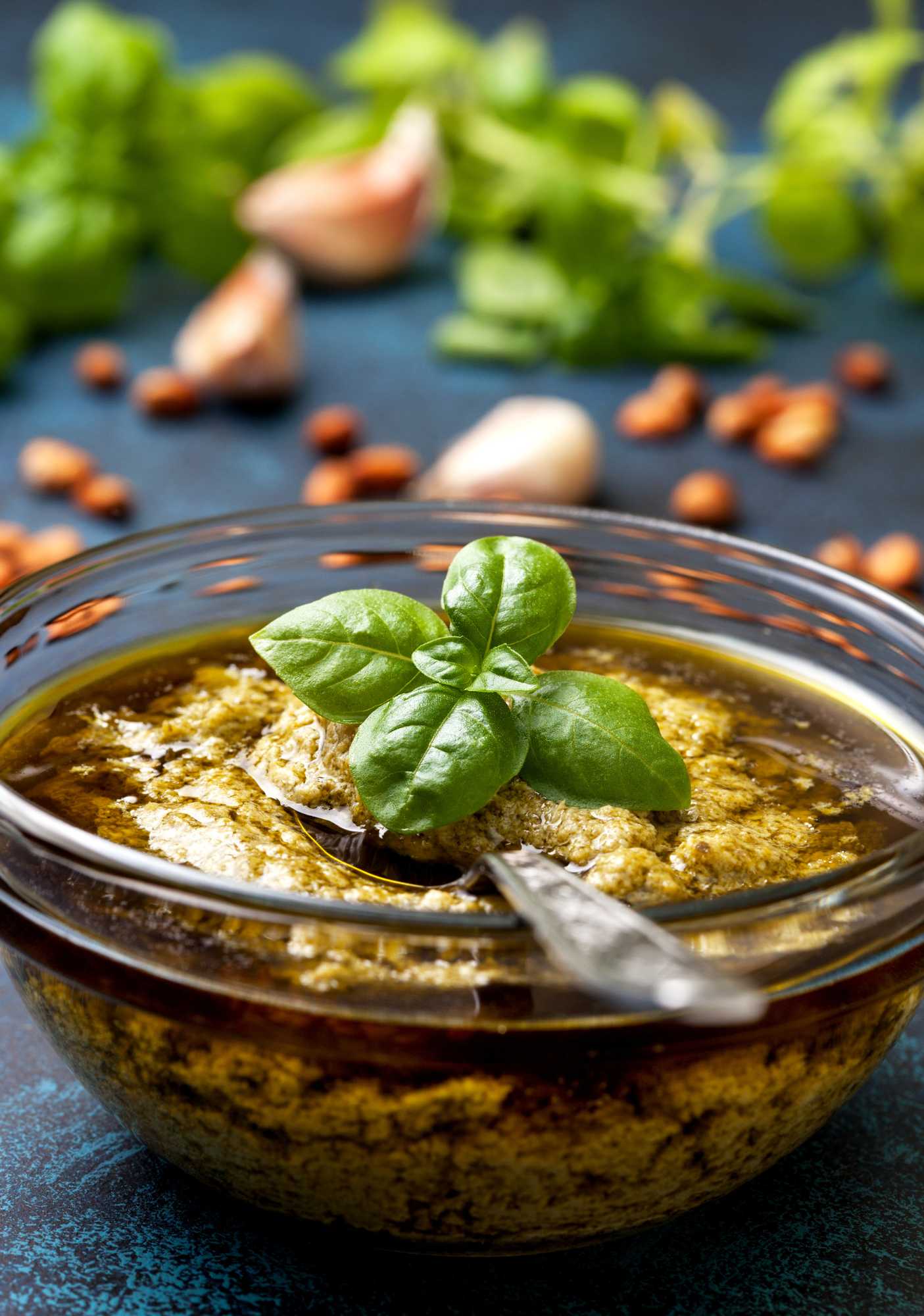 Pesto leggero di basilico e mandorle La salsa estiva che rinfresca ogni piatto
