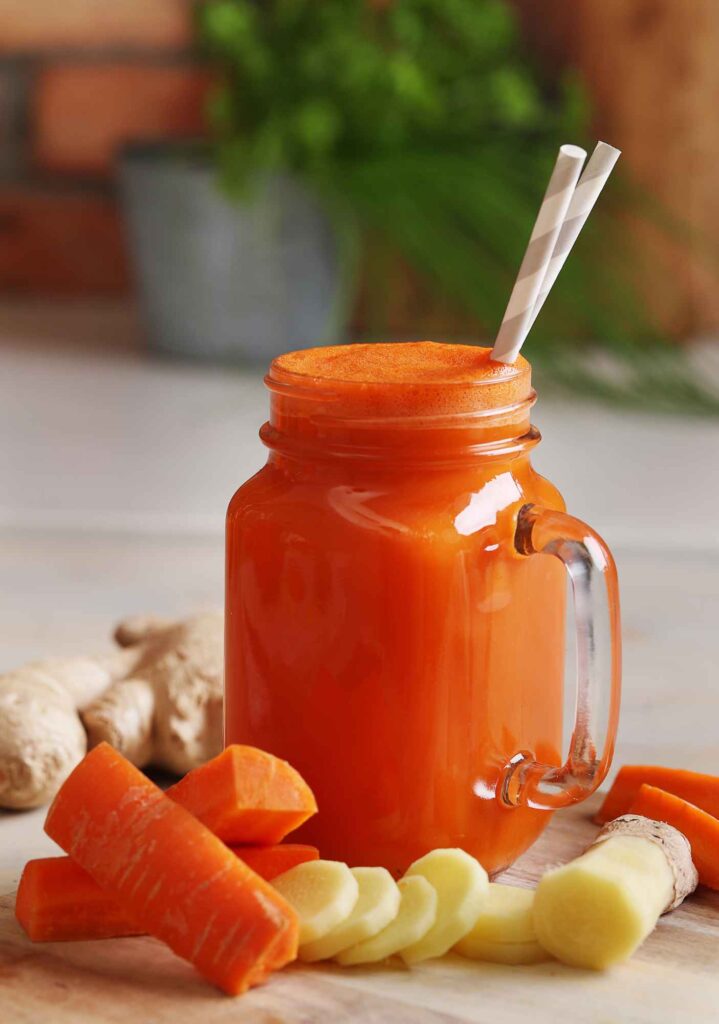 Smoothie dorato che illumina la pelle per un abbronzatura perfetta