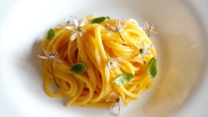 Spaghetto all’acqua di pomodoro: l’eleganza della semplicità firmata Ala Balabyshkina
