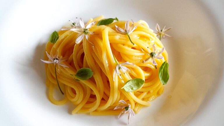 Spaghetto all’acqua di pomodoro: l’eleganza della semplicità firmata Ala Balabyshkina