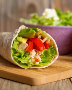 Lattuga estiva: 7 benefici e 3 ricette fresche da provare subito
