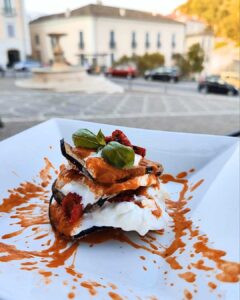 Millefoglie di melanzane con stracciata di bufala e salsa di datterini