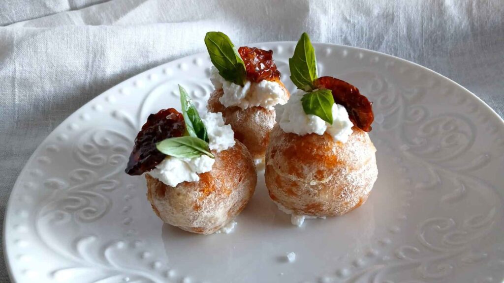 Panzanella croccante con ricotta e pomodori confit di Chef Ala
