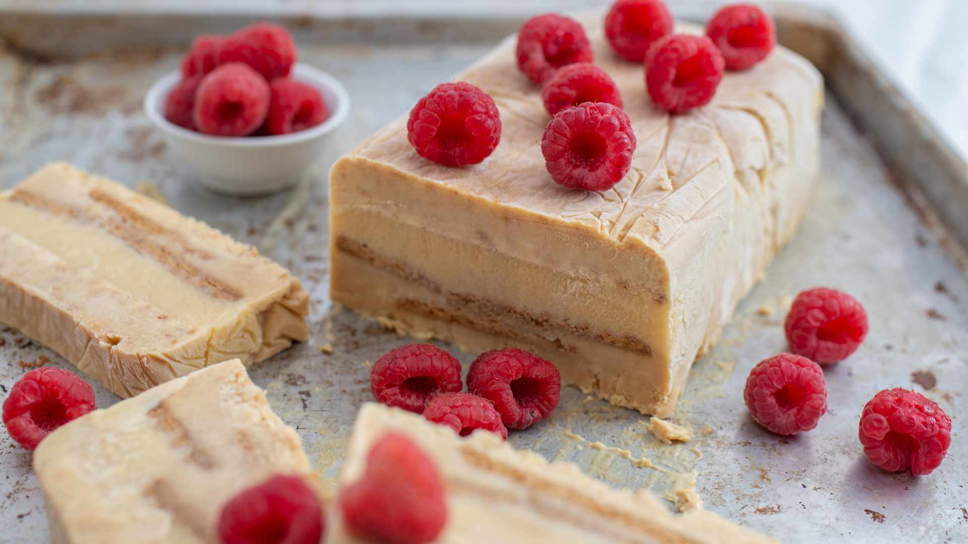 Semifreddo alla nocciola con lamponi il dolce freddo perfetto per Ferragosto della Pasticceria Aurora