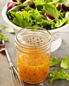 Lattuga grigliata con vinaigrette al miele, formaggio di capra e uva