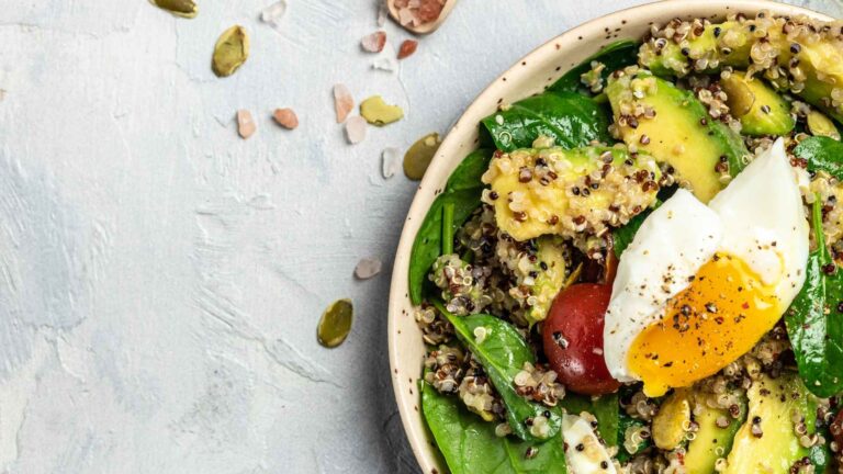 Bowl proteica con quinoa, hummus, uovo barzotto e avocado