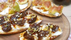 Crostoni con ricotta e fichi caramellati