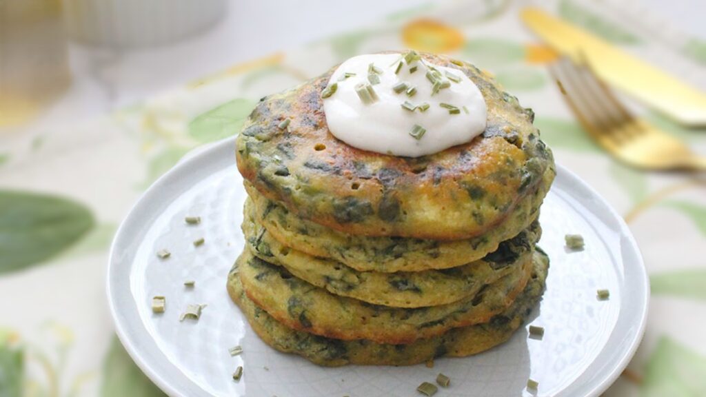 Pancake salati al grano saraceno con robiola, spinaci e noci