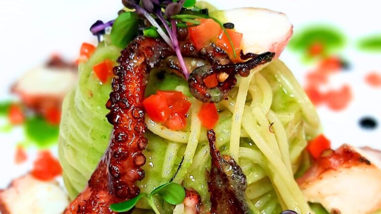 Spaghetto con pesto di rucola e polpo grigliato: il gusto del mare che incontra l’orto
