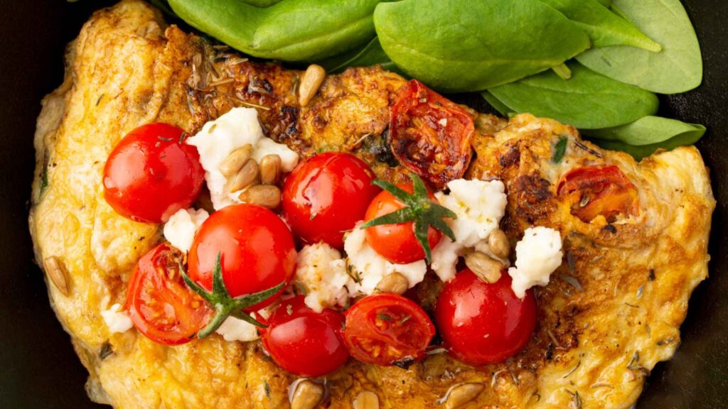 Toast rustico con frittata, pomodoro confit e scamorza affumicata