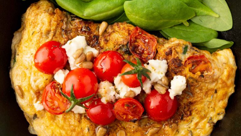 Toast rustico con frittata, pomodoro confit e scamorza affumicata