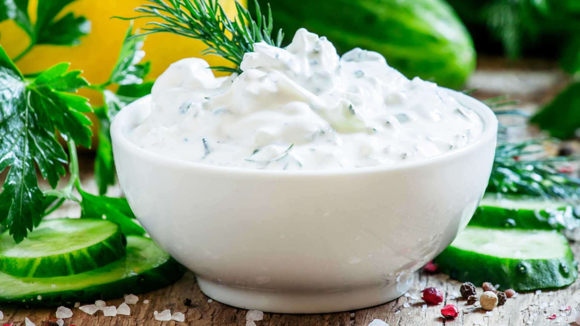 Yogurt greco salato con cetriolo, menta e grano saraceno croccante