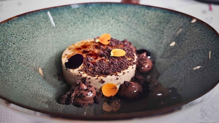Creme brûlée al caffe Campetelli, crumble al cacao e cremoso al cioccolato 70%