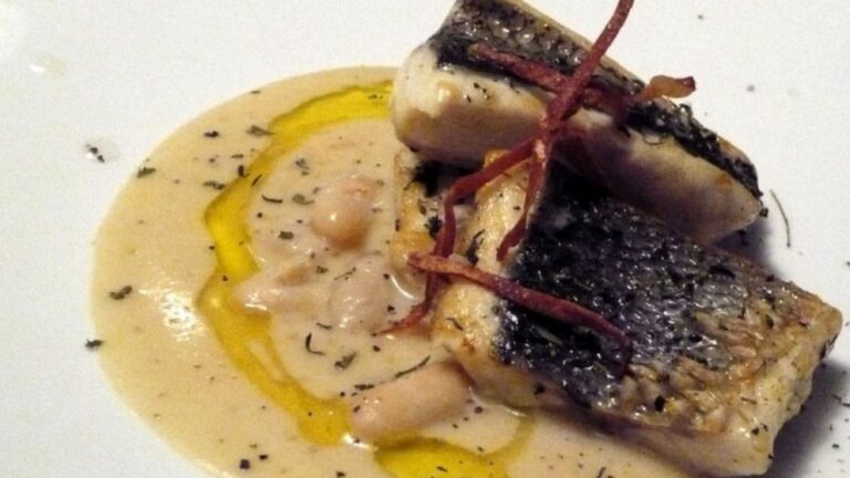 Filetto di branzino con crema di castagne e pancetta croccante