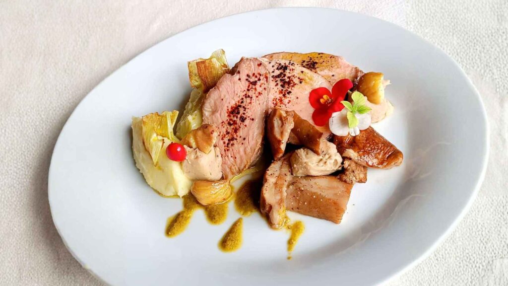 Filetto di maiale su proprio fondo con crema di funghi e castagne