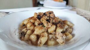 Gnocchetti acqua e farina,ragú di coniglio,pioppini e polvere di cardoncelli