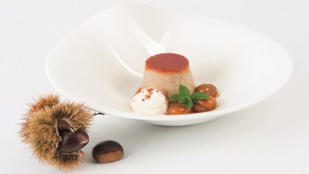 Panna cotta alle castagne con caramello al sale marino e crumble alle alghe