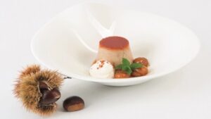 Panna cotta alle castagne con caramello al sale marino e crumble alle alghe