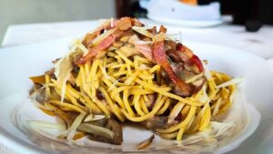 Tonnarelli all’uovo con funghi porcini, guanciale e caciocavallo affumicato