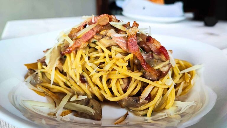 Tonnarelli all’uovo con funghi porcini, guanciale e caciocavallo affumicato