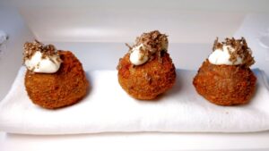 Fagioli azuki in crocchetta con maionese vegana e tartufo fresco