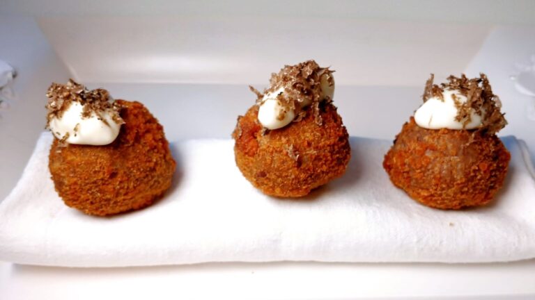 Fagioli azuki in crocchetta con maionese vegana e tartufo fresco