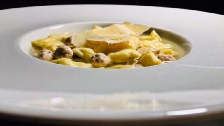 Ravioli del Plin con ricotta di pecora in brodo con polpettine di faraona