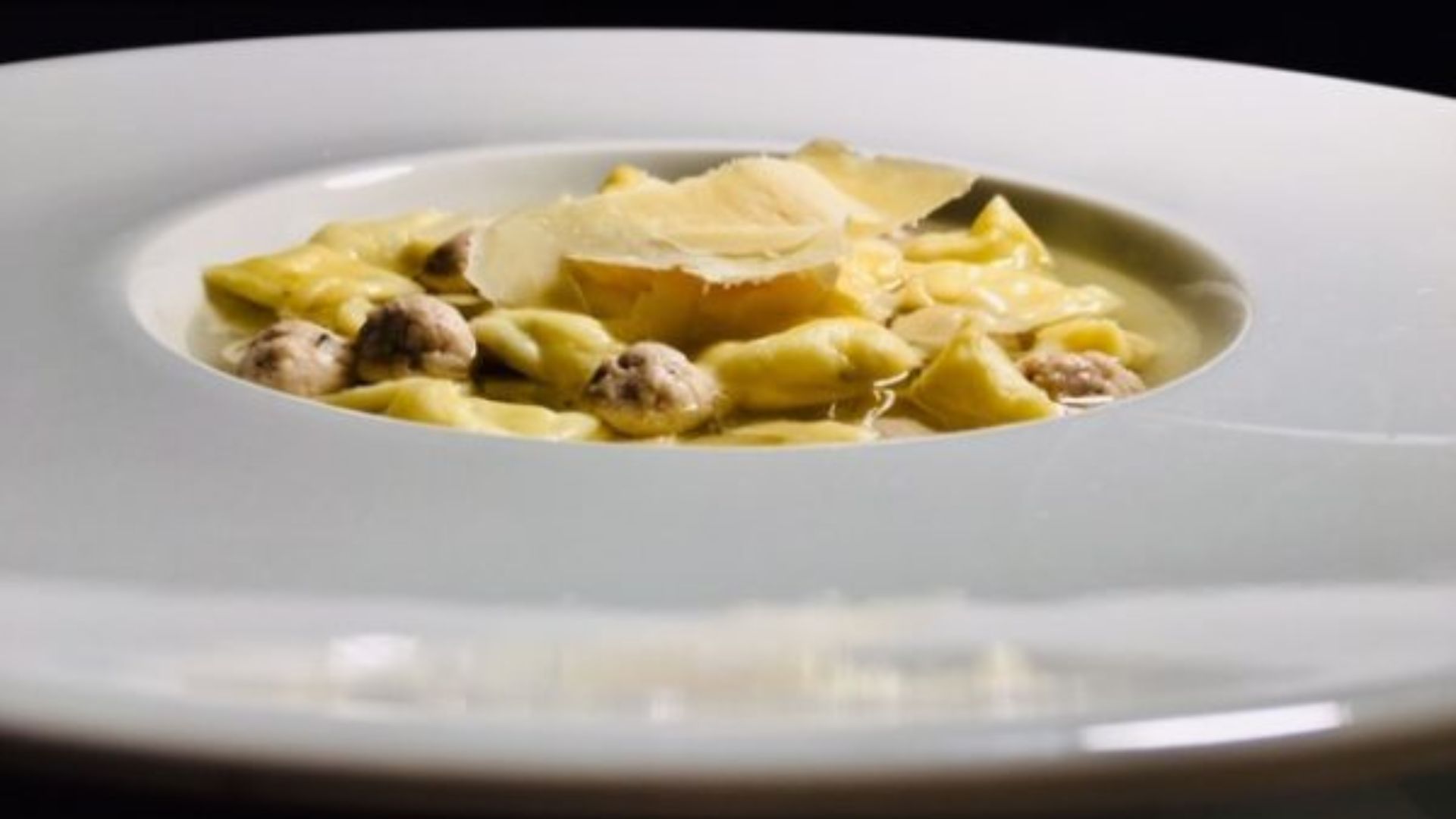 Ravioli del Plin con ricotta di pecora in brodo con polpettine di faraona