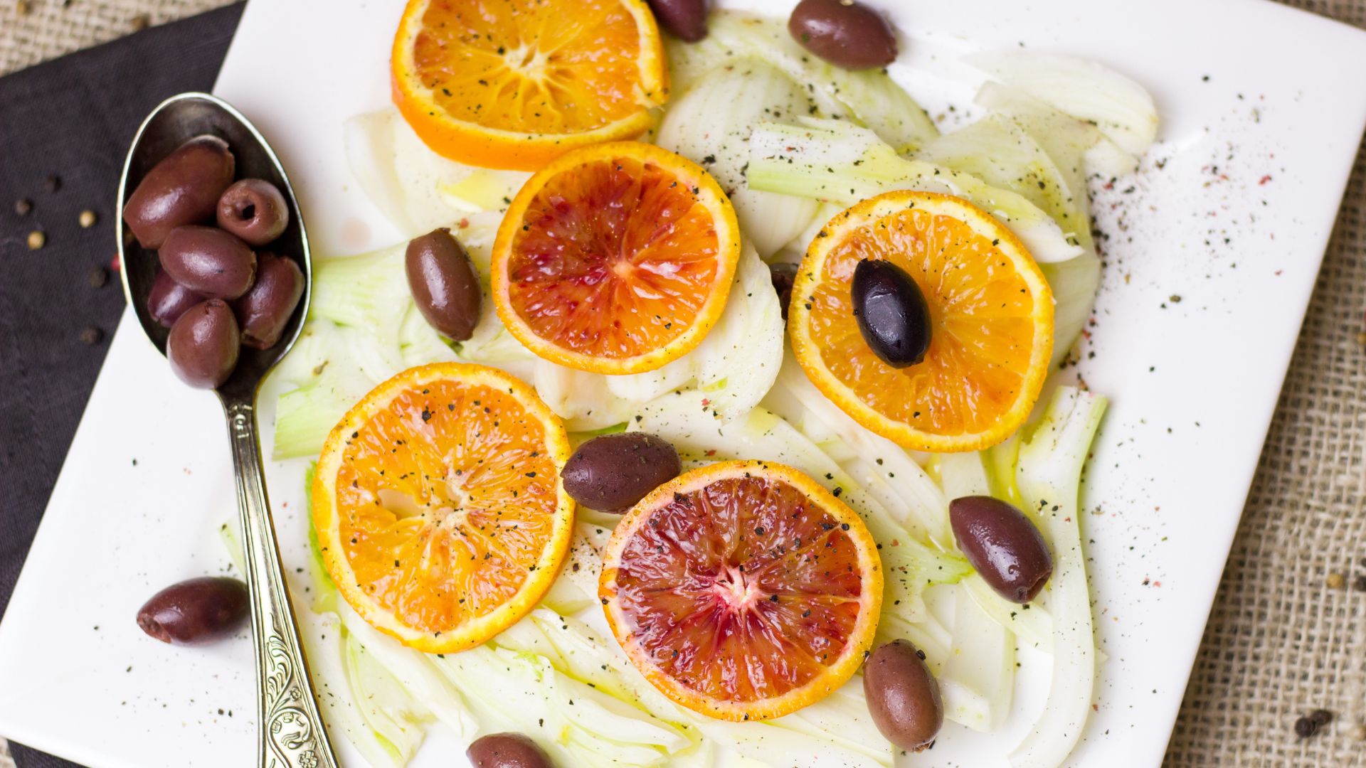 Insalata di arance, finocchi, olive nere e cipolla rossa