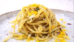 Spaghetti aglio olio e peperoncino, con polpa di granchio e bottarga di muggine