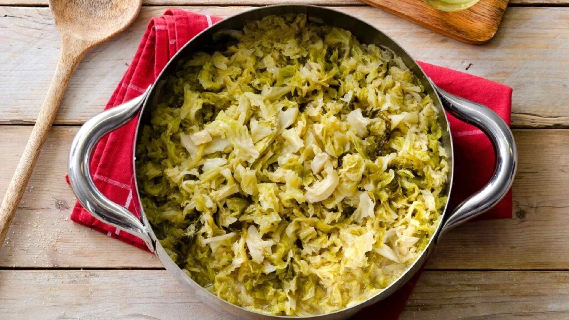 Verza stufata con pane raffermo e olio buono